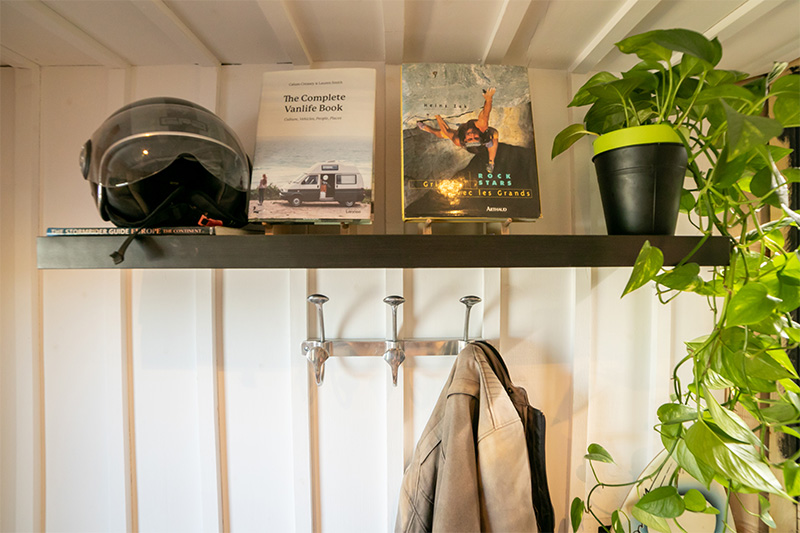 Porte-manteau, plantes et livres de l'atelier LD Camp