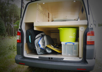 Vue du rangement garage à l'arrière du véhicule de Thibault