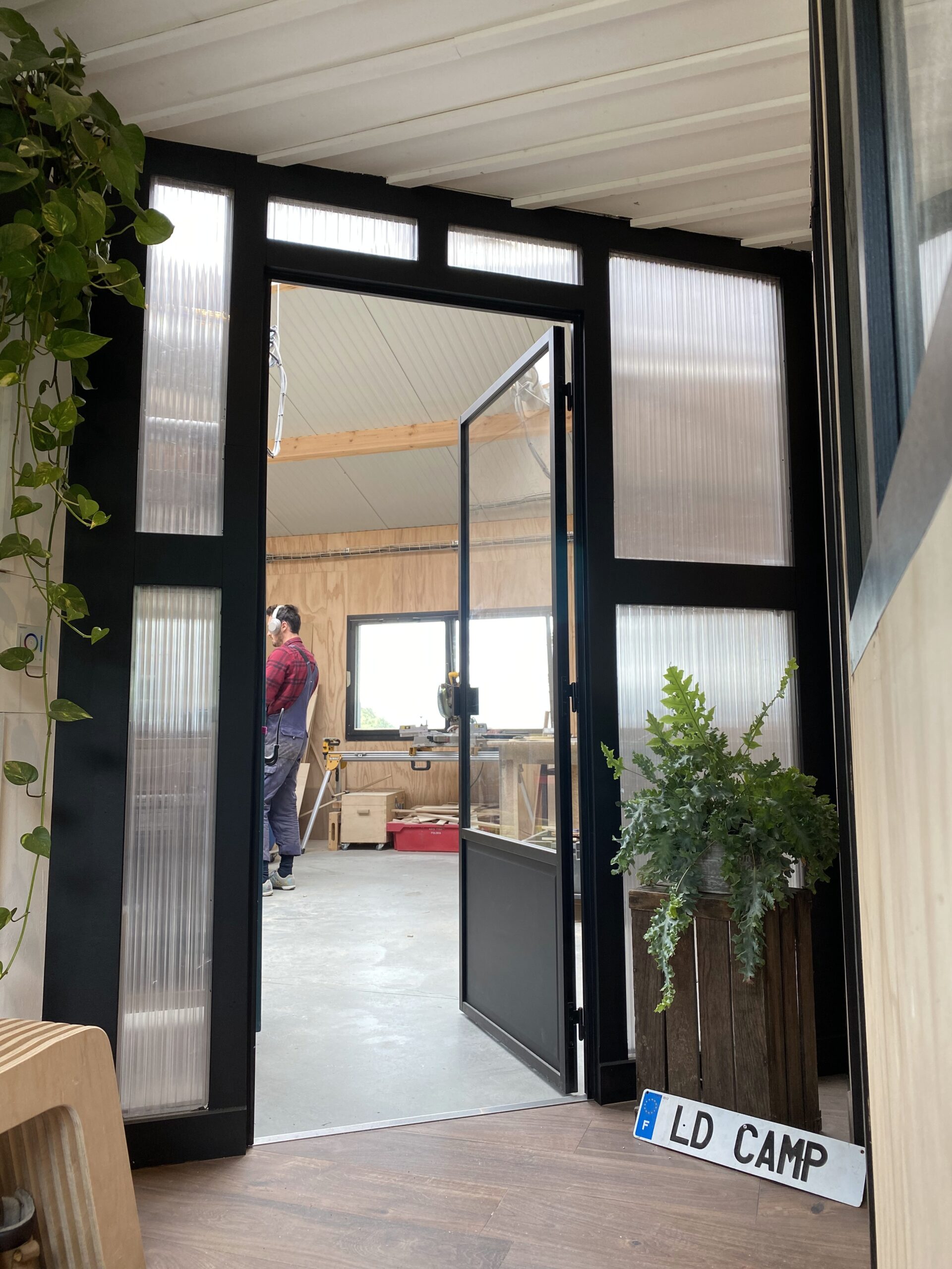 Entrée Atelier sas d'entrée menant vers l'atelier de LDcamp